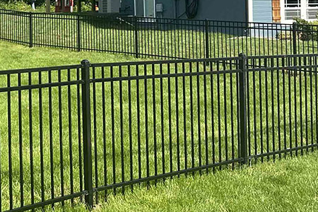 Example 04 of an Aluminum Fence installed by Slagle Fence in the Kansas City Metro