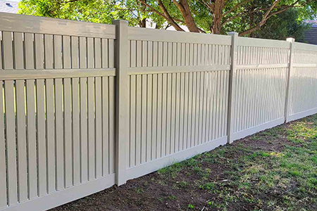 Example 04 of a Vinyl Fence installed by Slagle Fence in the Kansas City Metro