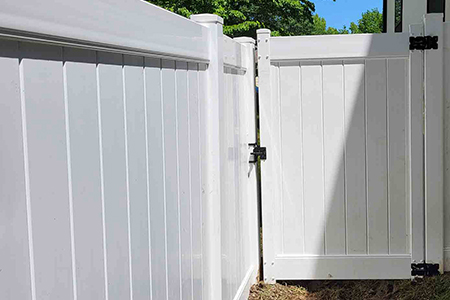 Example 02 of a Vinyl Fence installed by Slagle Fence in the Kansas City Metro