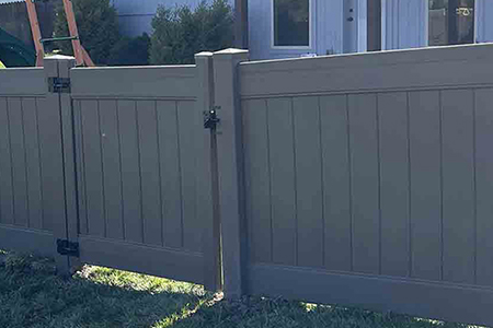 Example 01 of a Vinyl Fence installed by Slagle Fence in the Kansas City Metro