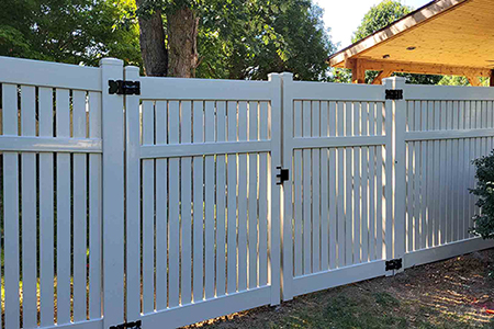 Example 03 of a Vinyl Fence installed by Slagle Fence in the Kansas City Metro