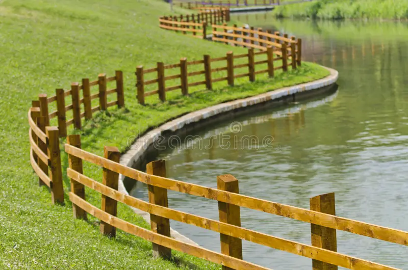 lake-fence-curved-wooden-around-33534658